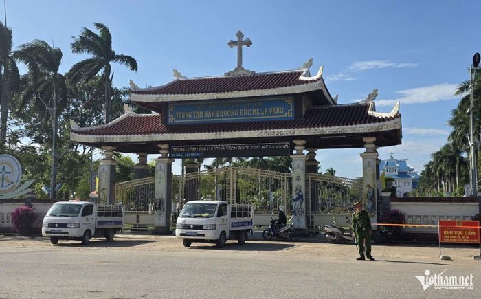 Lực lượng chức năng phân luồng giao thông, hướng dẫn khách hành hương