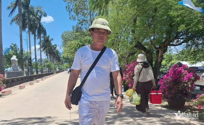 Đây là lần thứ 2, Y Yến (ảnh trái) hành hương về Thánh địa La Vang. Từ Đồng Nai, gia đình anh Nguyễn Nghĩa (ảnh phải) vượt gần 1.000km về Thánh địa.