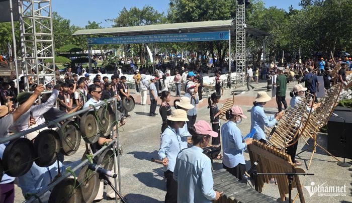 Nhiều loại nhạc cụ truyền thống đươc sử dụng để biểu diễn tại Đại hội 