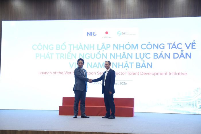 Ông Hoàng Trung Hiếu, Phó Giám đốc Trung tâm Đổi mới sáng tạo Quốc gia (phải) và ông Ishikawa Isamu, Phó Đại sứ Nhật Bản tại Việt Nam tại Lễ công bố thành lập Nhóm công tác về phát triển nguồn nhân lực bán dẫn Việt Nam - Nhật Bản. Ảnh: Minh Đức