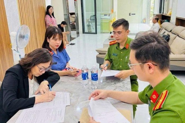 Nguyễn Thị Thanh Nga (áo đen) bị khởi tố về tội "Trốn thuế". Ảnh: VKS