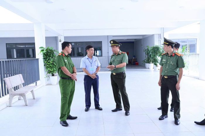 Thiếu tướng Nguyễn Đức Thuận kiểm tra tại điểm thi Trường THPT Chuyên Tuyên Quang. Ảnh: Công an tỉnh Tuyên Quang