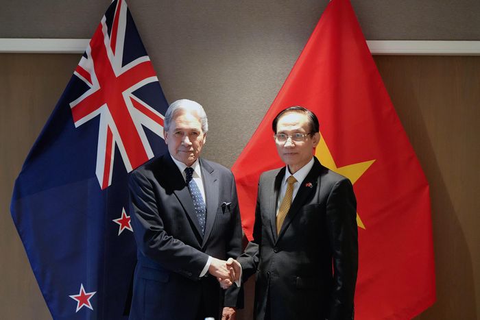 Bộ trưởng Ngoại giao Lê Hoài Trung và Bộ trưởng Ngoại giao New Zealand Winston Peters. Ảnh: BNG