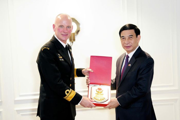 Đại tướng Phan Văn Giang và Chuẩn Đô đốc Mathew Williams trao tặng quà lưu niệm. Ảnh: Bộ Quốc phòng