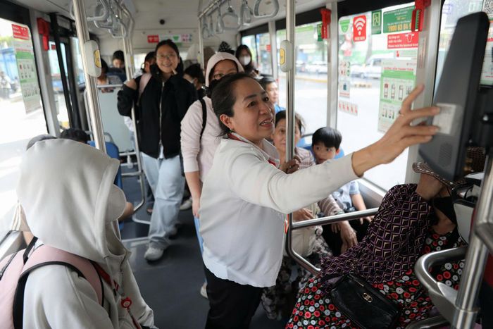 Nhân viên làm thủ tục xác nhận vé xe buýt miễn phí trên hệ thống cho người dân khi bắt đầu chuyến. Ảnh: Phước Sáng
