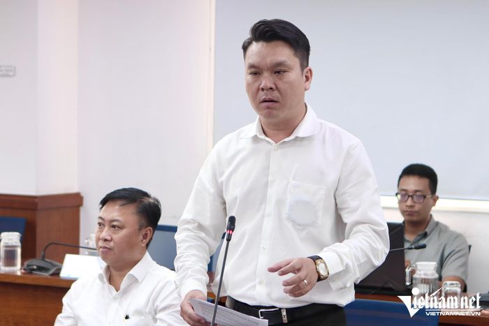 Ông Lê Hoàn - Phó Giám đốc Trung tâm Quản lý giao thông công cộng TPHCM thông tin tại họp báo