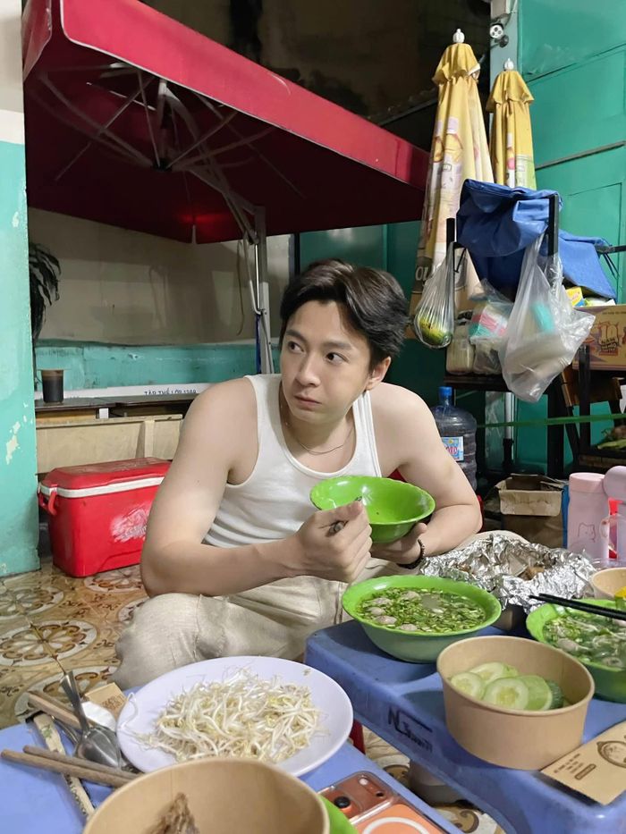 Ca sĩ Ngô Kiến Huy thưởng thức món ngon từ vợ chồng Trường Giang - Nhã Phương.