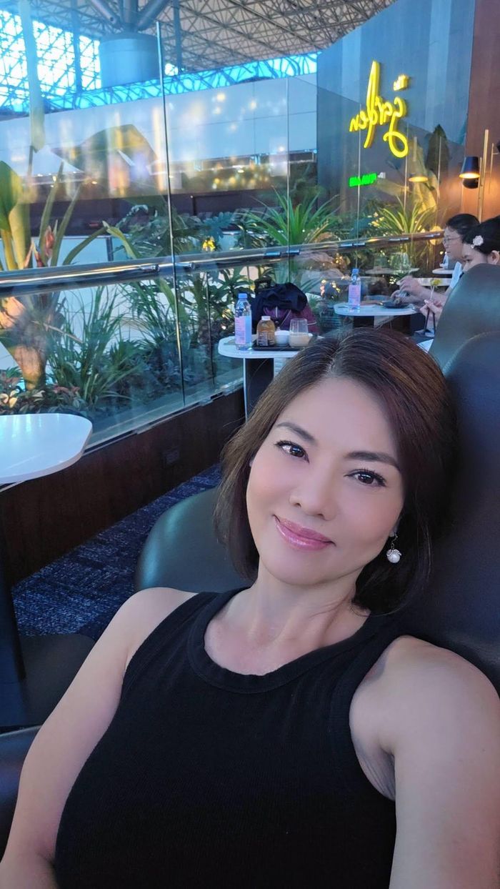 Ca sĩ Hồ Lệ Thu tận hưởng dịch vụ trong phòng chờ sang trọng trước giờ bay.