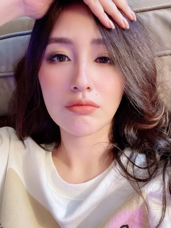 Sao Việt 13/8: Hoa hậu Mai Phương Thúy nũng nịu: "Bị ho phải kiêng đường, sữa mà có cái bánh nào không có sữa, có cái bánh nào không có đường?". BTV Ngọc Trinh trêu: "Bánh xe này em".