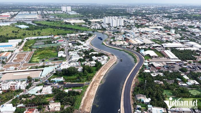 Nhiều gói thầu thuộc dự án cải tạo kênh Tham Lương - Bến Cát - rạch Nước Lên đã hoàn thành các hạng mục trên bờ, như bờ kè, nhưng chưa thể triển khai nạo vét lòng kênh