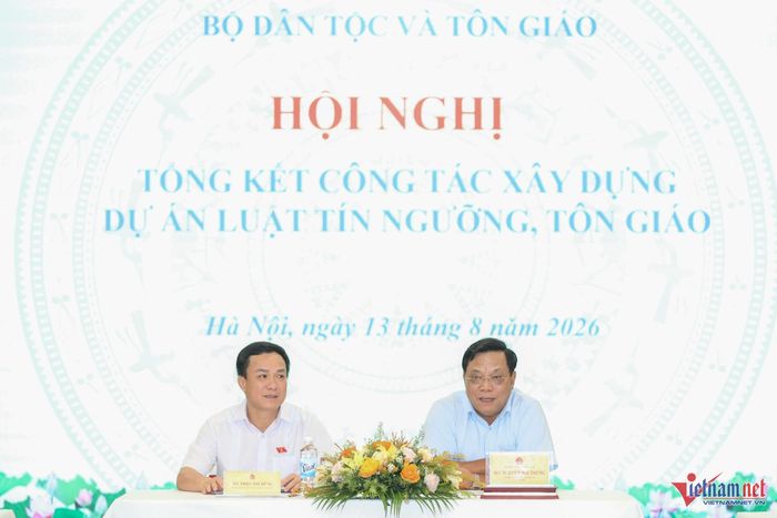 Thứ trưởng Bộ Dân tộc và Tôn giáo Nguyễn Hải Trung và Phó Chủ nhiệm Ủy ban Văn hóa và Xã hội của Quốc hội Triệu Thế Hùng đồng chủ trì hội nghị tổng kết. Ảnh: Lê Anh Dũng