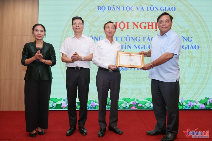 Thứ trưởng Nguyễn Hải Trung trao Bằng khen của Bộ trưởng Bộ Dân tộc và Tôn giáo tặng tập thể Ban Tôn giáo Chính phủ (Bộ Dân tộc và Tôn giáo) có thành tích xuất sắc trong công tác xây dựng Luật Tín ngưỡng, tôn giáo (sửa đổi). Ảnh: Lê Anh Dũng