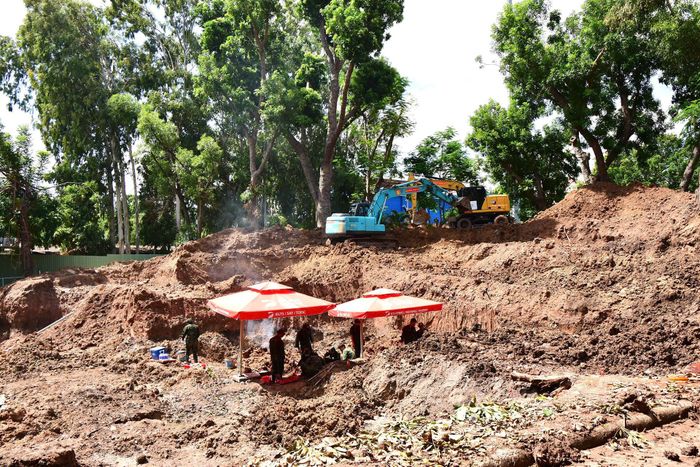 Toàn cảnh rãnh mộ thứ hai đang được khai quật tại công viên Lê Thị Riêng. Ảnh: BTL