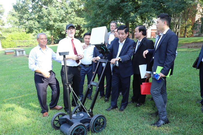 Đại học Georgia giới thiệu giải pháp công nghệ tiên tiến liên quan đến tìm kiếm và thu hồi hài cốt. Ảnh: Bộ Quốc phòng