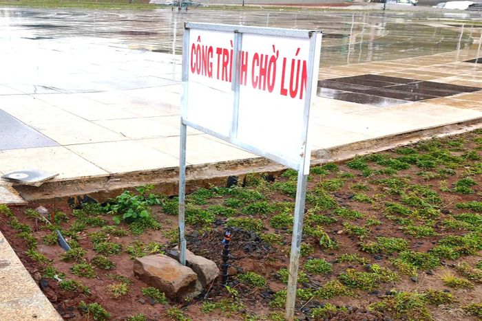 Chủ đầu tư đã cắm biển "chờ lún". Ảnh: VY