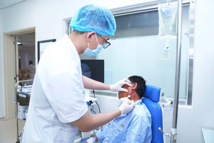 Áp xe vùng đầu mặt cổ là tình trạng nhiễm trùng có thể tiến triển nhanh và lan theo các khoang giải phẫu.
