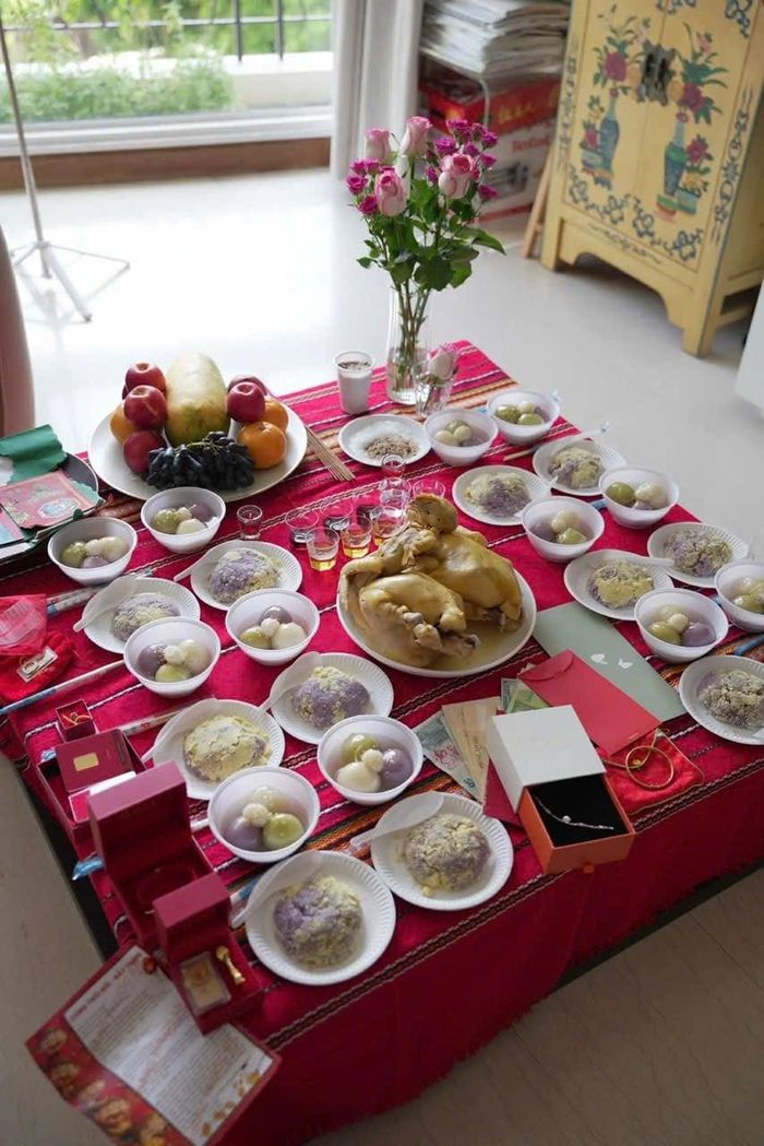 Dù ở nước ngoài, nhưng Tina Yuan vẫn làm đầy tháng con theo phong tục cổ truyền.