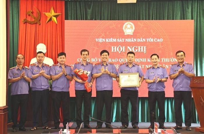 Đồng chí Nguyễn Quang Dũng, Phó Viện trưởng VKSND tối cao, Chủ tịch Hội đồng Văn hóa - Thể thao ngành Kiểm sát nhân dân trao Bằng khen của Viện trưởng VKSND tối cao tặng tập thể VKSND tỉnh Ninh Bình.