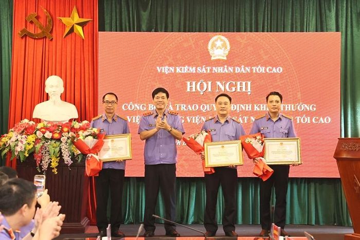 Đồng chí Nguyễn Quang Dũng, Phó Viện trưởng VKSND tối cao, Chủ tịch Hội đồng Văn hóa - Thể thao ngành Kiểm sát nhân dân trao Bằng khen của Viện trưởng VKSND tối cao tặng 3 tập thể thuộc VKSND tỉnh Ninh Bình, gồm: Văn phòng, Phòng Tổ chức cán bộ và VKSND khu vực 1.