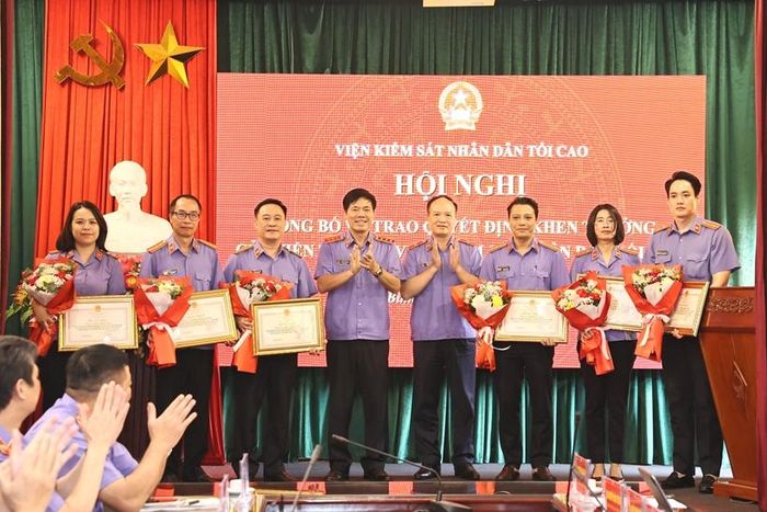 Đồng chí Nguyễn Quang Dũng, Phó Viện trưởng VKSND tối cao, Chủ tịch Hội đồng Văn hóa - Thể thao ngành Kiểm sát nhân dân và đồng chí Nguyễn Văn Thắng,Tổng Biên tập Báo Bảo vệ pháp luật, Trưởng Ban Tổ chức Hội thao ngành Kiểm sát nhân dân “Cúp Báo Bảo vệ pháp luật" lần thứ XIV - năm 2026, trao Bằng khen của Viện trưởng VKSND tối cao tặng các cá nhân thuộc VKSND tỉnh Ninh Bình.