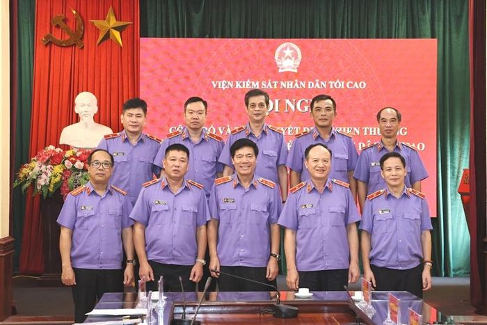 Đồng chí Nguyễn Quang Dũng, Phó Viện trưởng VKSND tối cao; đồng chí Nguyễn Văn Thắng, Tổng Biên tập Báo Bảo vệ pháp luật và đồng chí Nguyễn Mạnh Hưng, Phó Tổng Biên tập cùng tập thể Lãnh đạo VKSND tỉnh Ninh Bình tại hội nghị.