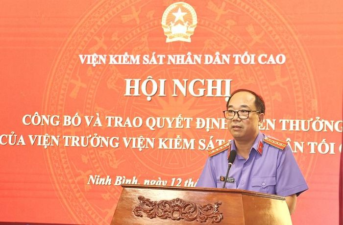 Đồng chí Nguyễn Mạnh Hưng, Phó Tổng Biên tập Báo Bảo vệ pháp luật công bố Quyết định khen thưởng của Viện trưởng VKSND tối cao tại hội nghị.