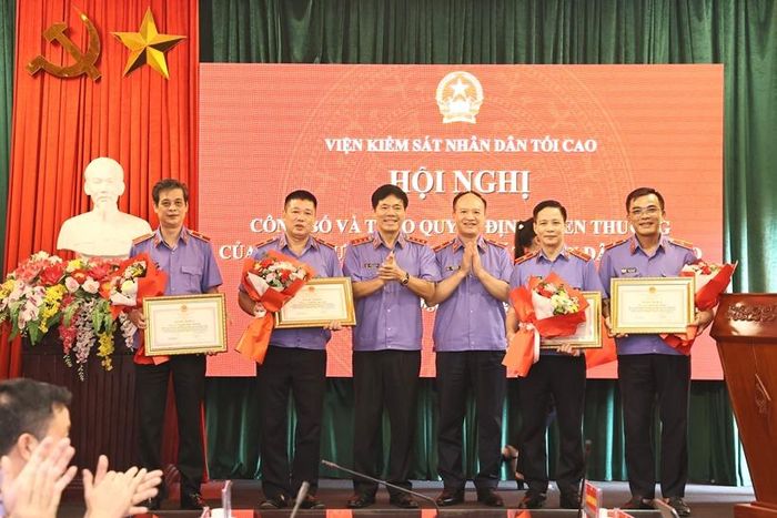 Đồng chí Nguyễn Quang Dũng, Phó Viện trưởng VKSND tối cao, Chủ tịch Hội đồng Văn hóa - Thể thao ngành Kiểm sát nhân dân và đồng chí Nguyễn Văn Thắng, Tổng Biên tập Báo Bảo vệ pháp luật, Trưởng Ban Tổ chức Hội thao ngành Kiểm sát nhân dân “Cúp Báo Bảo vệ pháp luật" lần thứ XIV - năm 2026, trao Bằng khen của Viện trưởng VKSND tối cao tặng các cá nhân thuộc VKSND tỉnh Ninh Bình.