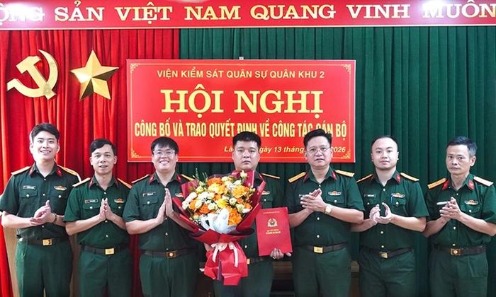  Tập thể đơn vị tặng hoa, chúc mừng đồng chí Phan Trung Việt.