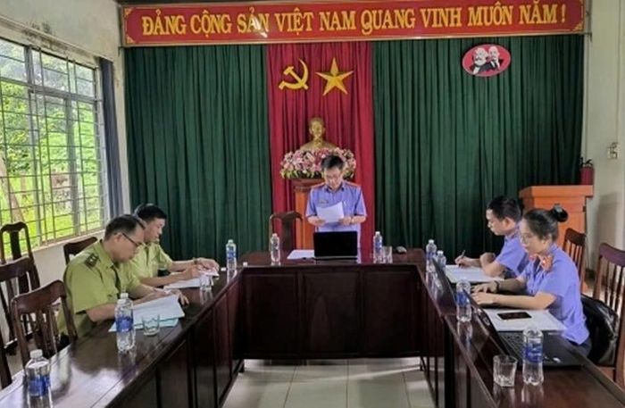 Đồng chí Nguyễn Bá Hoàn - Phó Viện trưởng VKSND khu vực 10 công bố quyết định trực tiếp kiểm sát.