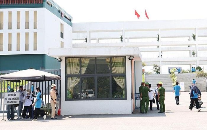  An ninh được thắt chặt tại cổng điểm thi Trường THPT Chuyên Tuyên Quang. 