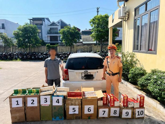 Phương tiện cùng số thuốc lá, rượu được lực lượng chức năng phát hiện.