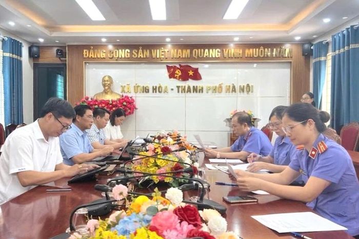  Tổ công tác VKSND khu vực 12, TP Hà Nội trao đổi phối hợp với UBND xã Ứng Hoà làm rõ nguồn gốc khu đất.