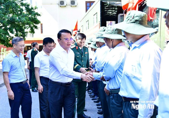 Đồng chí Phùng Thành Vinh - Phó chủ tịch UBND tỉnh động viên cán bộ, chiến sĩ Đội Quy tập liệt sĩ trước khi lên đường làm nhiệm vụ Ảnh: Sỹ Đức
