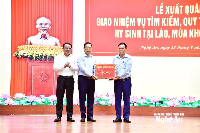 Đồng chí Phùng Thành Vinh - Phó chủ tịch UBND tỉnh, tặng quà động viên Đội Quy tập liệt sĩ trước khi lên đường làm nhiệm vụ Ảnh : Sỹ Đức