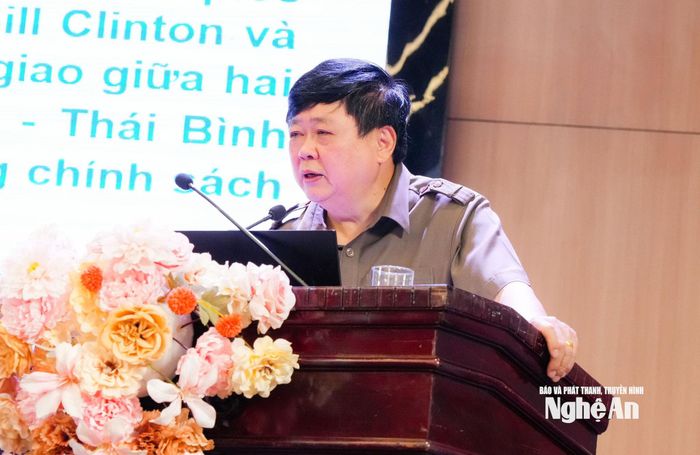 PGS. TS. Nhà văn Nguyễn Thế Kỷ trao đổi về tình hình văn học, nghệ thuật trong giai đoạn hiện nay. Ảnh: TL