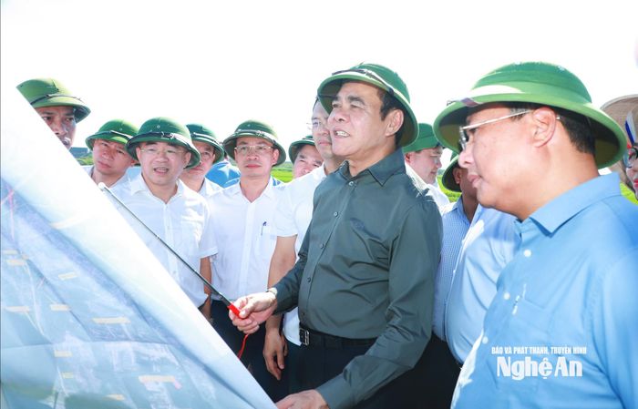 Chủ tịch UBND tỉnh Võ Trọng Hải kiểm tra thực địa vị trí dự kiến tuyến đường Dự án Đường nối Quốc lộ 7C với ĐT.542E tại xã Yên Trung. Ảnh: Thành Duy