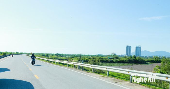 Quốc lộ 46C (đường ven sông Lam) đoạn qua phường Trường Vinh sẽ được nâng cấp, mở rộng. Ảnh: Thành Duy