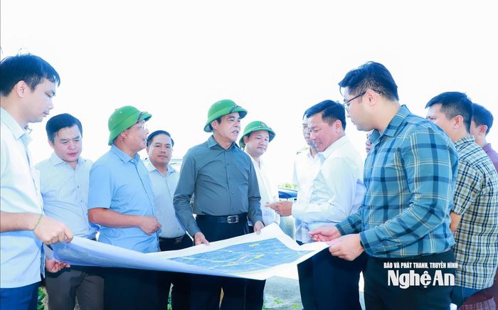 Chủ tịch UBND tỉnh kiểm tra tại vị trí cống Rào Đừng trên tuyến Quốc lộ 46 (đường ven sông Lam) đồng thời là điểm cuối của Dự án Xây dựng đường giao thông nối từ Trung tâm Hành chính tỉnh đến Quốc lộ 46C. Ảnh: Thành Duy
