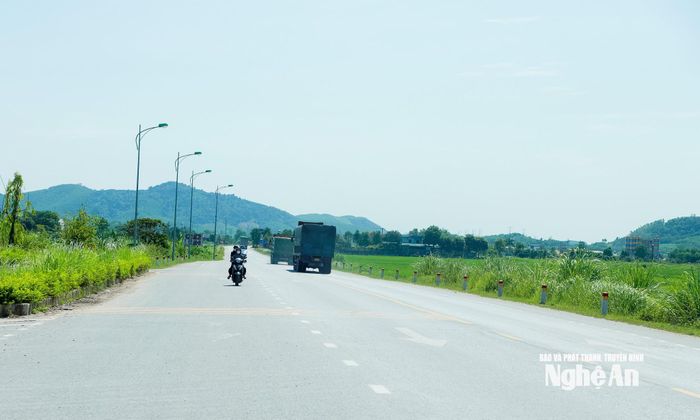 Quốc lộ 48D hiện trạng có 2 làn xe sẽ được nâng cấp, mở rộng. Ảnh: Thành Duy