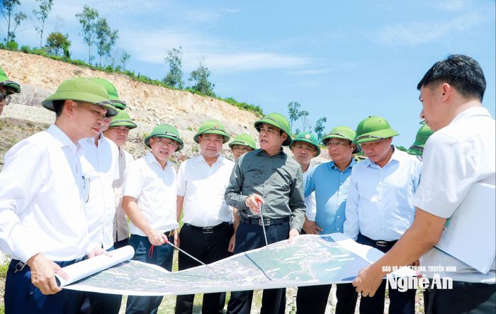 Chủ tịch UBND tỉnh Võ Trọng Hải kiểm tra tại phường Tân Mai nghe báo cáo về Dự án Nâng cấp, mở rộng Quốc lộ 48D, công tác thu hút đầu tư vào khu Bến cảng Đông Hồi và hạ tầng kết nối Dự án Khu nghỉ dưỡng La Brise. Ảnh: Thành Duy