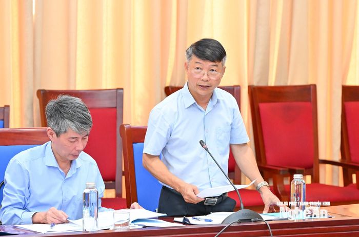 Lãnh đạo Sở Tài chính thông qua dự thảo về tổ chức và hoạt động Quỹ phát triển đất Nghệ An. Ảnh: Thành Cường