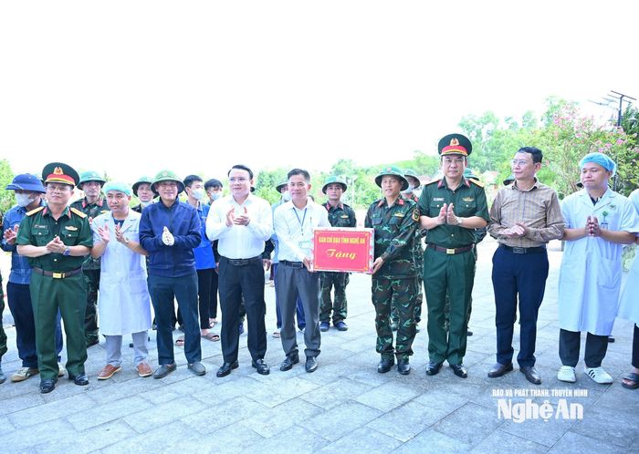 Phó Chủ tịch UBND tỉnh tặng quà, động viên các cán bộ, chiến sĩ, nhân viên y tế đang làm nhiệm vụ tại Nghĩa trang Liệt sĩ Việt - Lào. Ảnh: Thành Cường