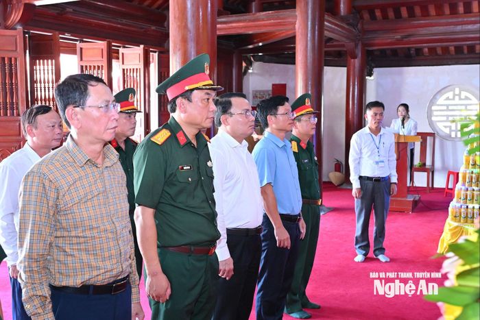 Phó Chủ tịch UBND tỉnh Phùng Thành Vinh và các thành viên trong đoàn công tác dâng hoa tưởng niệm Chủ tịch Hồ Chí Minh. Ảnh: Thành Cường