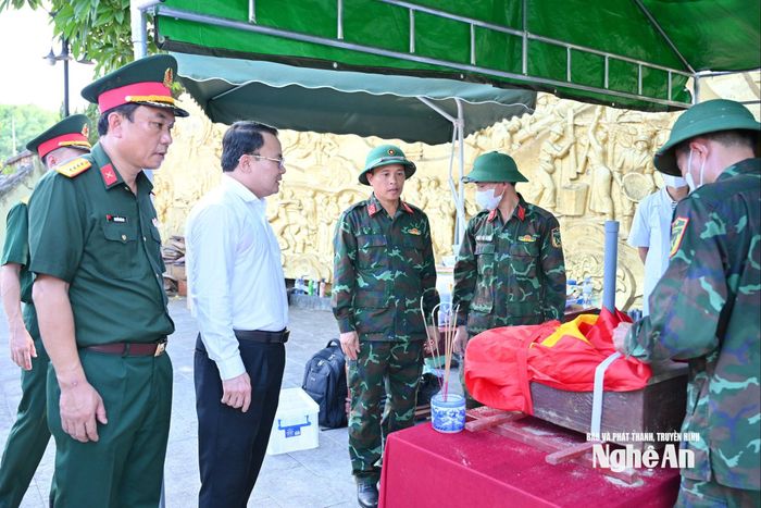 Phó Chủ tịch UBND tỉnh kiểm tra việc lấy mẫu ADN hài cốt liệt sĩ tại hiện trường. Ảnh: Thành Cường