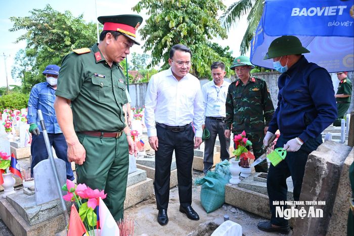 Phó Chủ tịch UBND tỉnh kiểm tra hiện trường lấy mẫu hài cốt liệt sĩ. Ảnh: Thành Cường