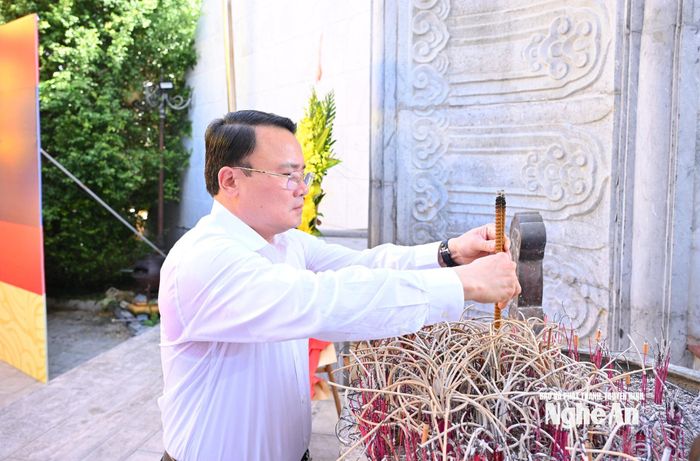 Phó Chủ tịch UBND tỉnh dâng hương tri ân các Anh hùng, liệt sĩ hy sinh vì độc lập tự do của Tổ quốc, vì nghĩa vụ quốc tế cao cả. Ảnh: Thành Cường