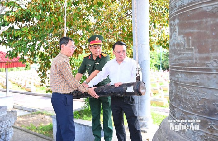 Lãnh đạo UBND tỉnh thỉnh chuông tại Nghĩa trang Liệt sĩ Việt - Lào. Ảnh: Thành Cường