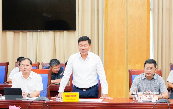Phó Chủ tịch UBND tỉnh Hoàng Phú Hiền phát biểu tại cuộc làm việc. Ảnh: Nguyễn Nam