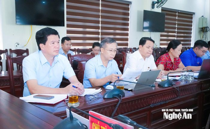 Các đồng chí lãnh đạo Ủy ban MTTQ Việt Nam tỉnh tham dự phiên họp. Ảnh: Mai Hoa