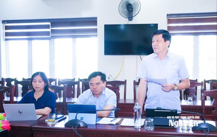 Đồng chí Kha Văn Tám - Phó Chủ tịch Ủy ban MTTQ Việt Nam tỉnh, Chủ tịch LĐLĐ tỉnh tham gia ý kiến về Kế hoạch tổ chức diễn đàn "Lắng nghe dân nói". Ảnh: Mai Hoa